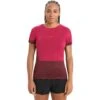 Icebreaker ZoneKnit™ Slit Back T-Shirt Dames - Cherry/Espresso -Icebreaker icebreaker womens zoneknit slit back short sleeve tee cherry espresso 1 1558266