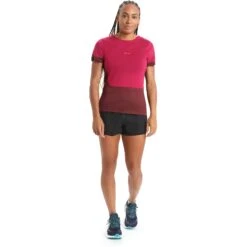 Icebreaker ZoneKnit™ Slit Back T-Shirt Dames - Cherry/Espresso -Icebreaker icebreaker womens zoneknit slit back short sleeve tee cherry espresso 3 1558268