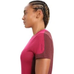 Icebreaker ZoneKnit™ Slit Back T-Shirt Dames - Cherry/Espresso -Icebreaker icebreaker womens zoneknit slit back short sleeve tee cherry espresso 5 1558270